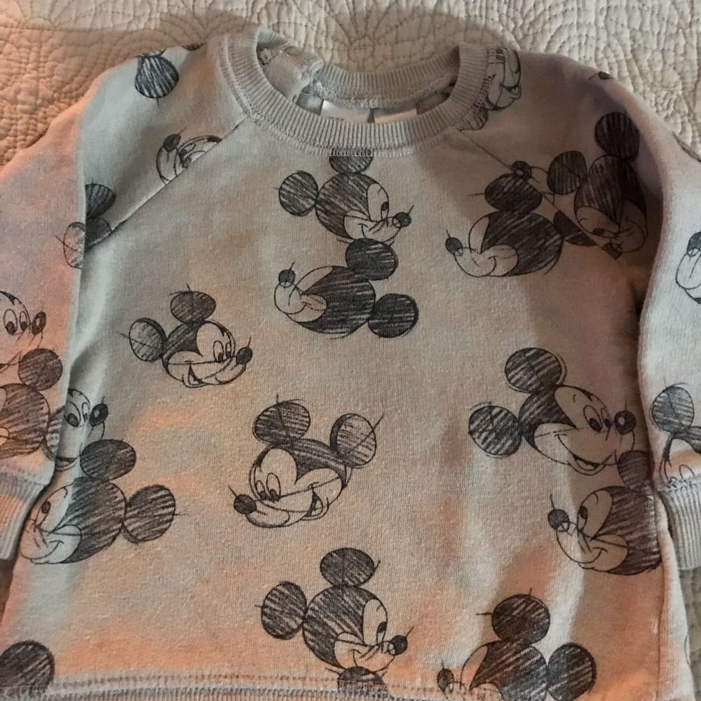 H&M DISNEY SIZE 6-9 MONTHS MICKEY PRINT SWEAT SHIRT WITH MATCHING SWEAT PANTS